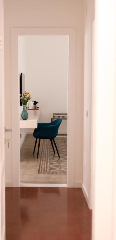 Interior corridor and workspace at Ottanta5 Private Rooms in Messina